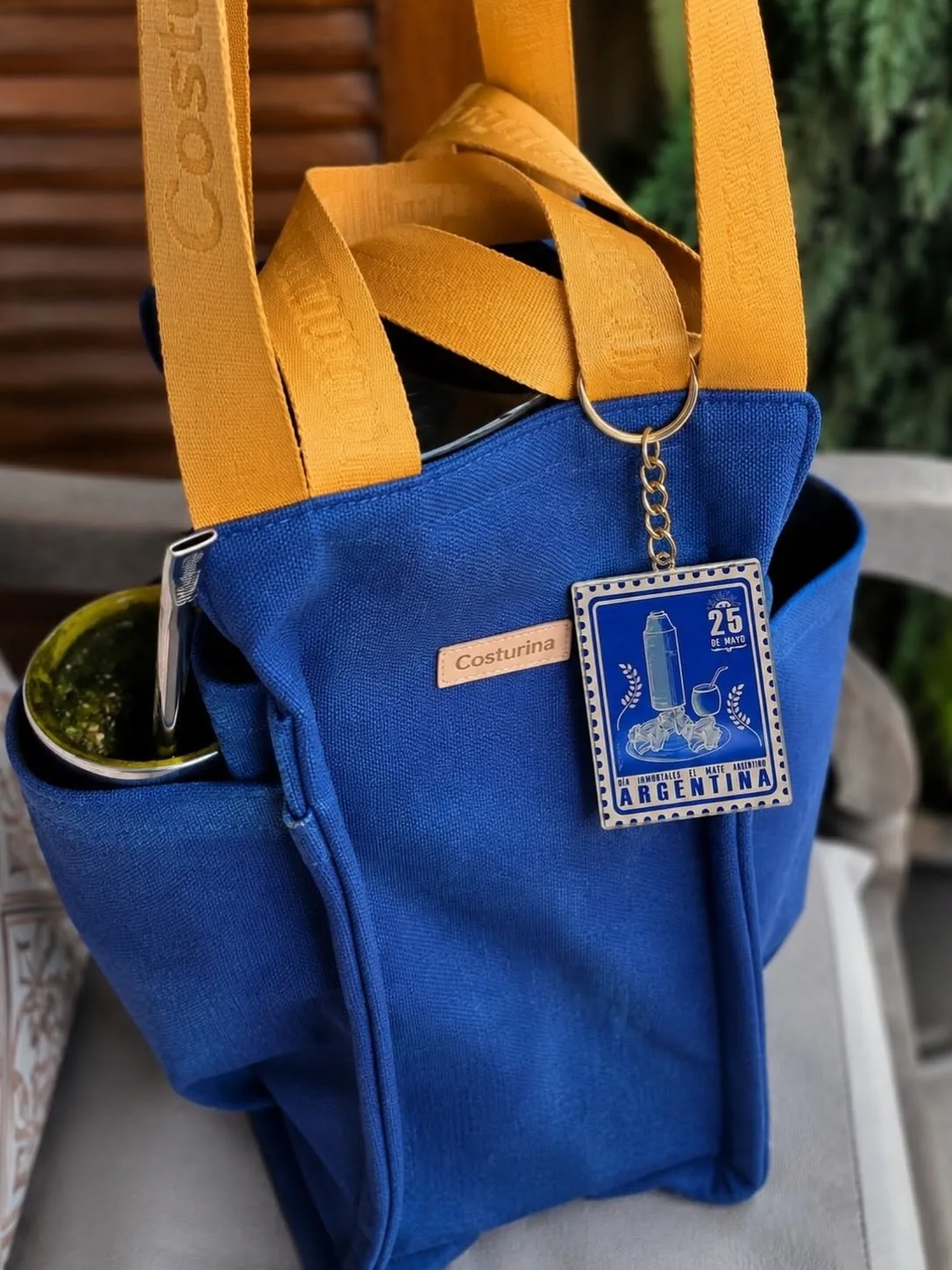 Bolso azul con llavero personalizado