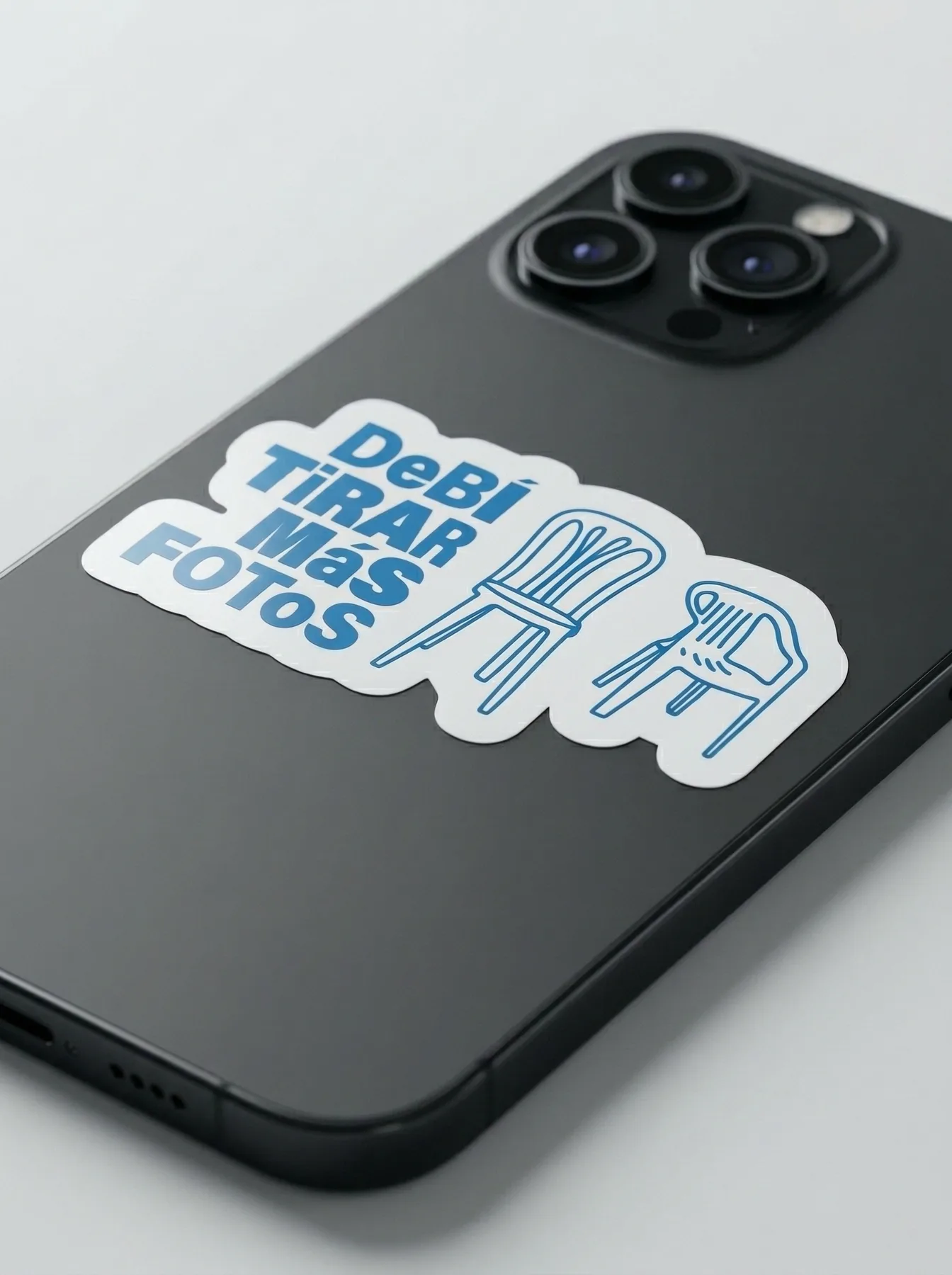 Celular con sticker Debi tirar mas fotos
