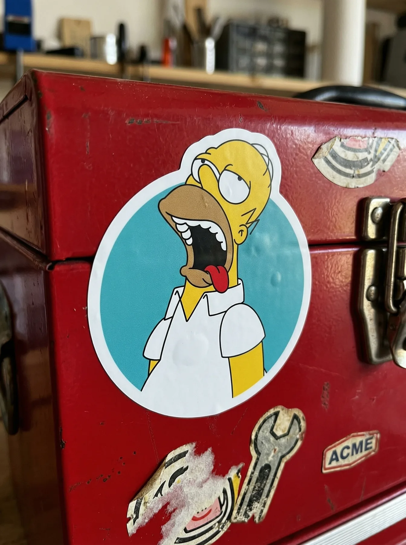 Sticker de Homero en superficie roja