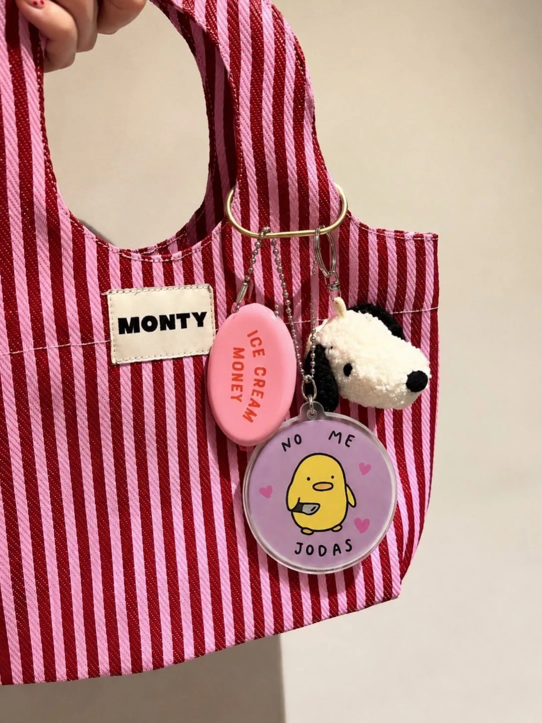 Bolso rayado rosa con llaveros personalizados
