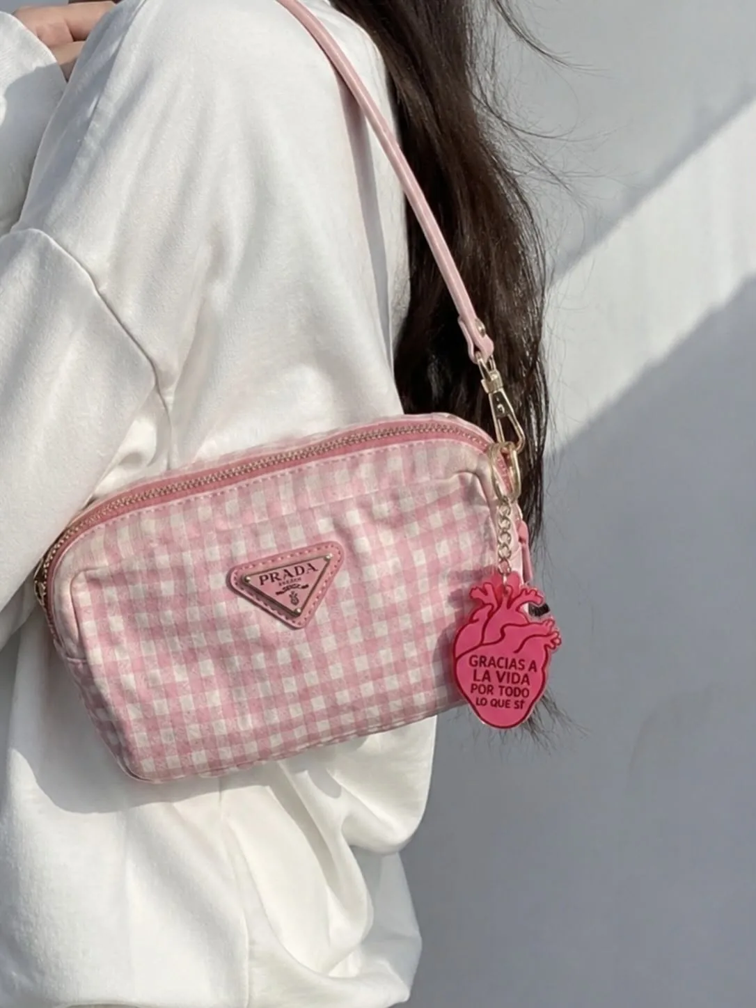 Cartera rosa con llavero personalizado